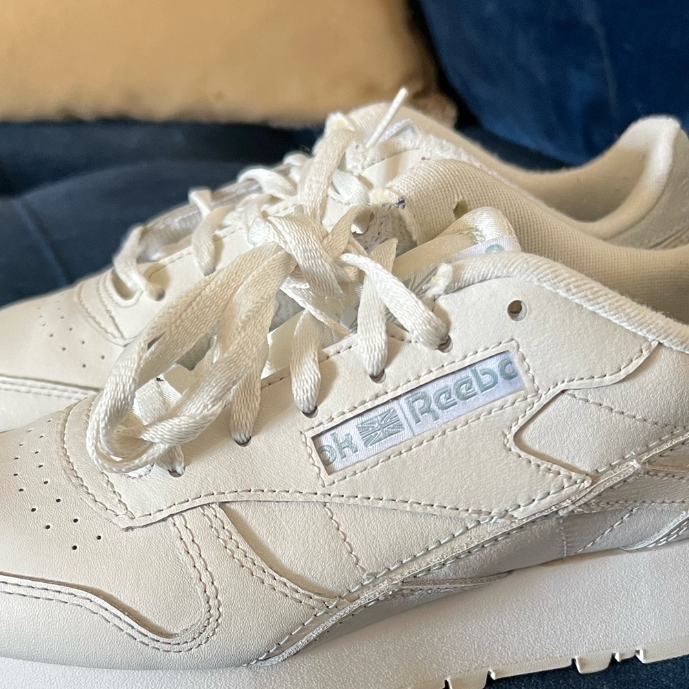 Reebok Classic Leather "Chalk/Chalk/Sea Grey" Women's Shoe **New** - Picture 8 of 9